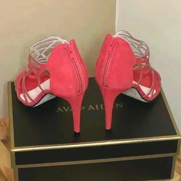 Ava & Aiden Maelee Red Nubuck Pump - Size 10M - Picture 2 of 4